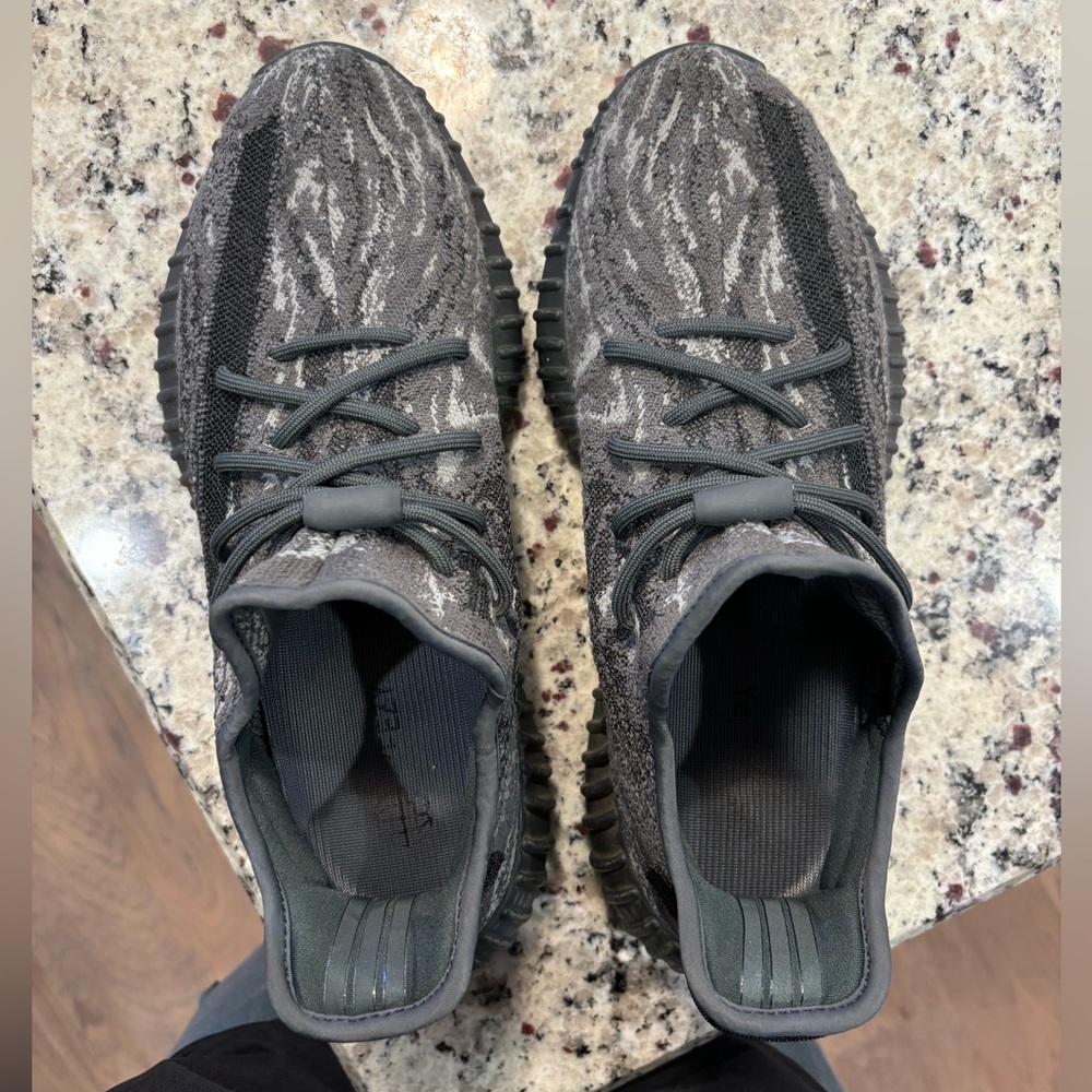 YEEZY BOOST 350 V2